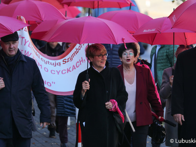 Marszałek Elżbieta Anna Polak na czele Różowego Marszu w Zielonej Górze. Z lewej prezes zielonogórskiego szpitala, Marek Działoszyński. 