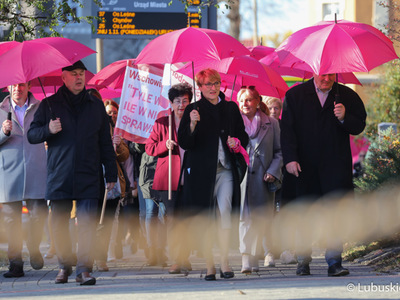 Uczestnicy Różowego Marszu w Zielonej Górze. Na czele marszu marszałek Elżbieta Anna Polak, przewodniczący Sejmiku, Wacław Maciuszonek (z prawej) oraz prezes zielonogórskiego szpitala Marek Działoszyński (z lewej). 