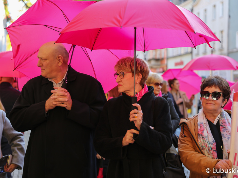 Marszałek Elżbieta Anna Polak oraz przewodniczący Sejmiku Wacław Maciuszonek przed rozpoczęciem Różowego Marszu w Zielonej Górze.
