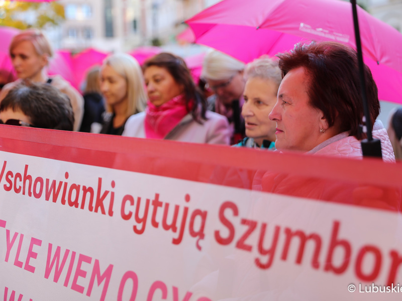 Uczestnicy Różowego Marszu na deptaku w Zielonej Górze.