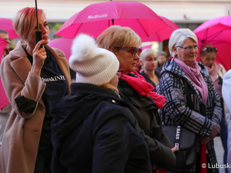 Uczestnicy Różowego Marszu na deptaku w Zielonej Górze.