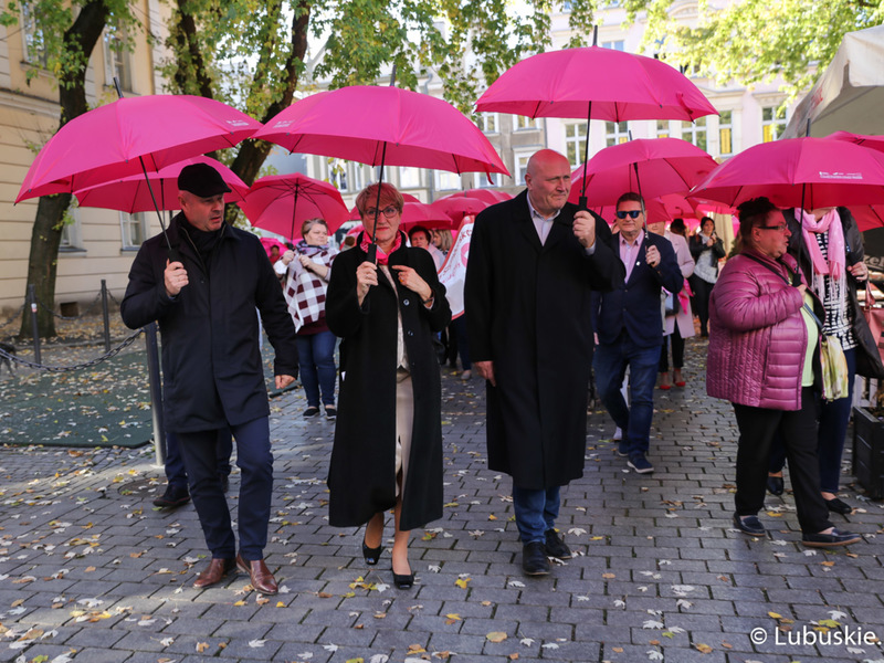 Uczestnicy Różowego Marszu w Zielonej Górze. Na czele marszu marszałek Elżbieta Anna Polak, przewodniczący Sejmiku, Wacław Maciuszonek (z prawej) oraz prezes zielonogórskiego szpitala Marek Działoszyński (z lewej).