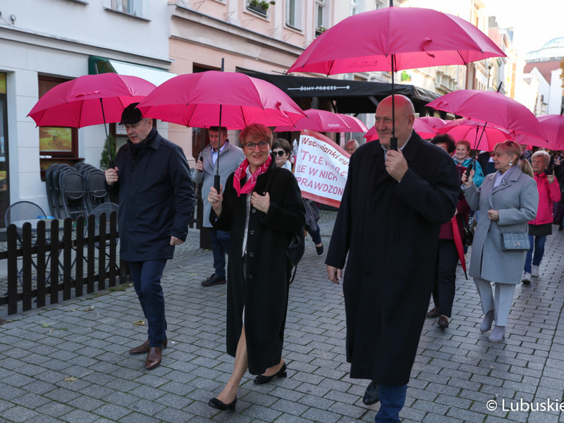 Uczestnicy Różowego Marszu w Zielonej Górze. Na czele marszu marszałek Elżbieta Anna Polak, przewodniczący Sejmiku, Wacław Maciuszonek (z prawej) oraz prezes zielonogórskiego szpitala Marek Działoszyński (z lewej).