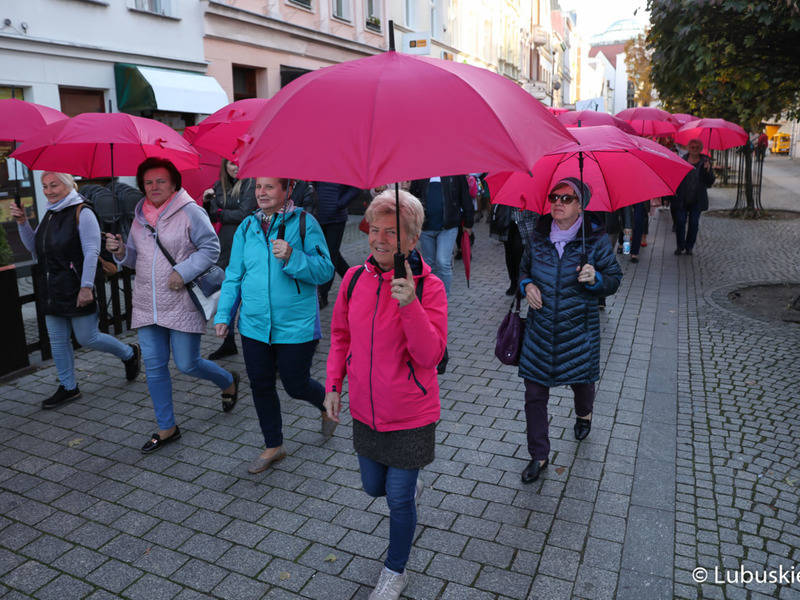 Uczestnicy Różowego Marszu na deptaku w Zielonej Górze.