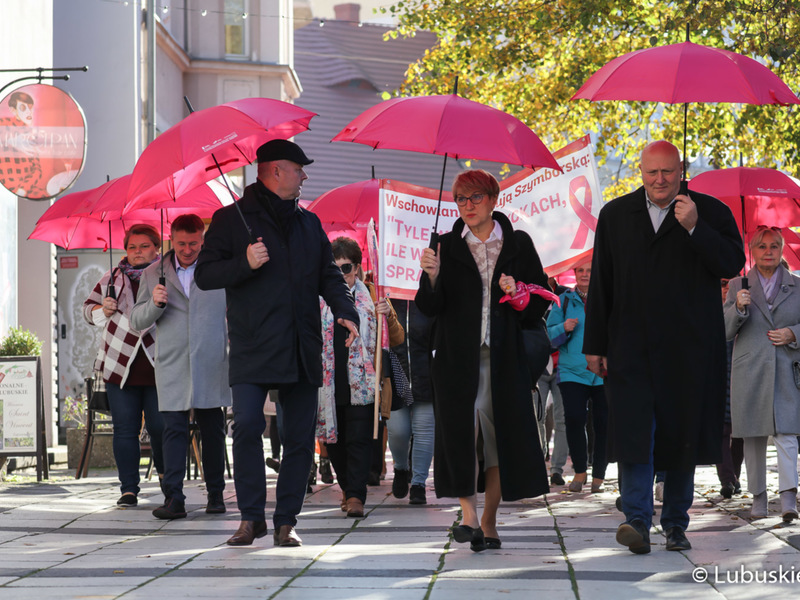 Uczestnicy Różowego Marszu w Zielonej Górze. Na czele marszu marszałek Elżbieta Anna Polak, przewodniczący Sejmiku, Wacław Maciuszonek (z prawej) oraz prezes zielonogórskiego szpitala Marek Działoszyński (z lewej).