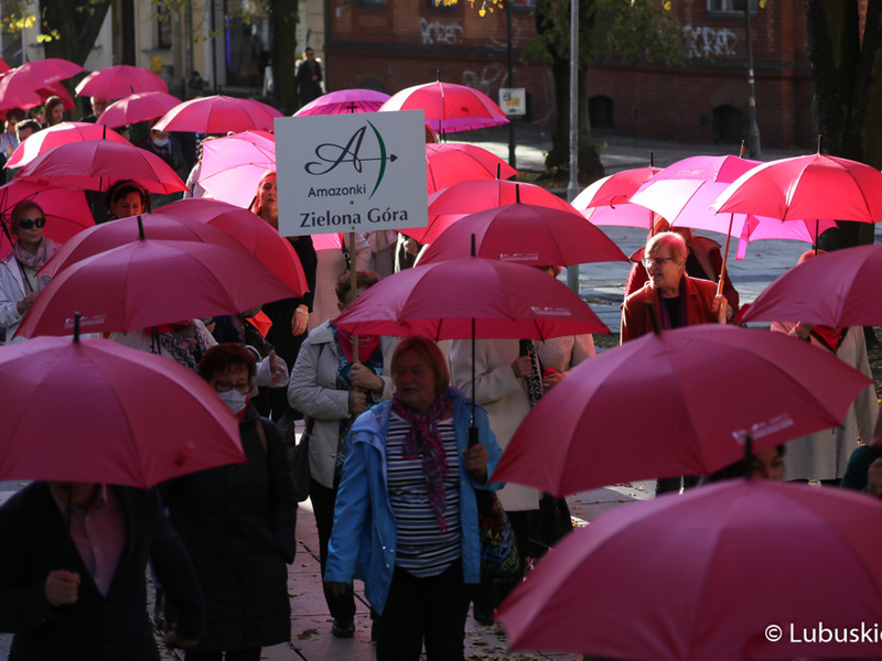 Uczestnicy Różowego Marszu na deptaku w Zielonej Górze.