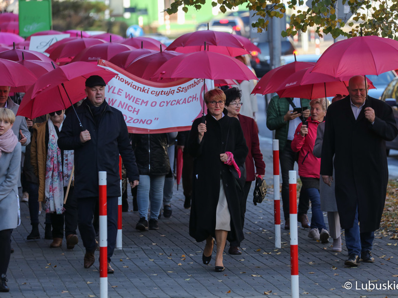 Uczestnicy Różowego Marszu w Zielonej Górze. Na jego czele marszałek Elżbieta Anna Polak