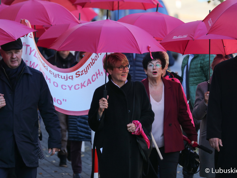 Marszałek Elżbieta Anna Polak na czele Różowego Marszu w Zielonej Górze. Z lewej prezes zielonogórskiego szpitala, Marek Działoszyński.