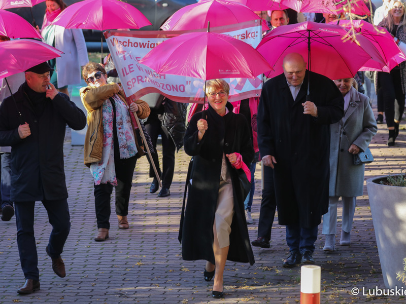 Uczestnicy Różowego Marszu przed urzędem marszałkowskim w Zielonej Górze. Na czele marszu marszałek Elżbieta Anna Polak, przewodniczący Sejmiku, Wacław Maciuszonek (z prawej) i prezes zielonogórskiego szpitala Marek Działoszyński (z lewej).