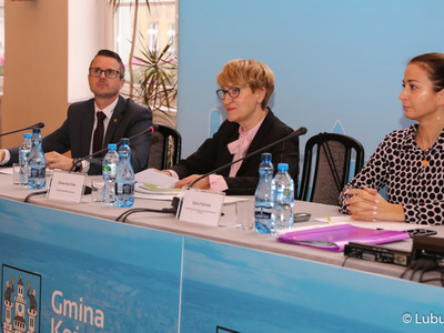 Marszałek Elżbieta Anna Polak (w środku) na spotkaniu w sprawie Porozumienia Terytorialnego w Kożuchowie. Obok Burmistrz Kożuchowa, Paweł Jagasek i  dyr. Departamentu Zarządzania Regionalnym Programem Operacyjnym UMWL, Sylwia Pędzińska.
