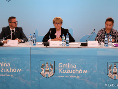 Marszałek Elżbieta Anna Polak (w środku) na spotkaniu w sprawie Porozumienia Terytorialnego w Kożuchowie. Obok Burmistrz Kożuchowa, Paweł Jagasek i  dyr. Departamentu Zarządzania Regionalnym Programem Operacyjnym UMWL, Sylwia Pędzińska.