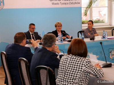 Uczestnicy spotkania w sprawie Porozumienia Terytorialnego w Kożuchowie. Przy mikrofonie marszałek Elżbieta Anna Polak.