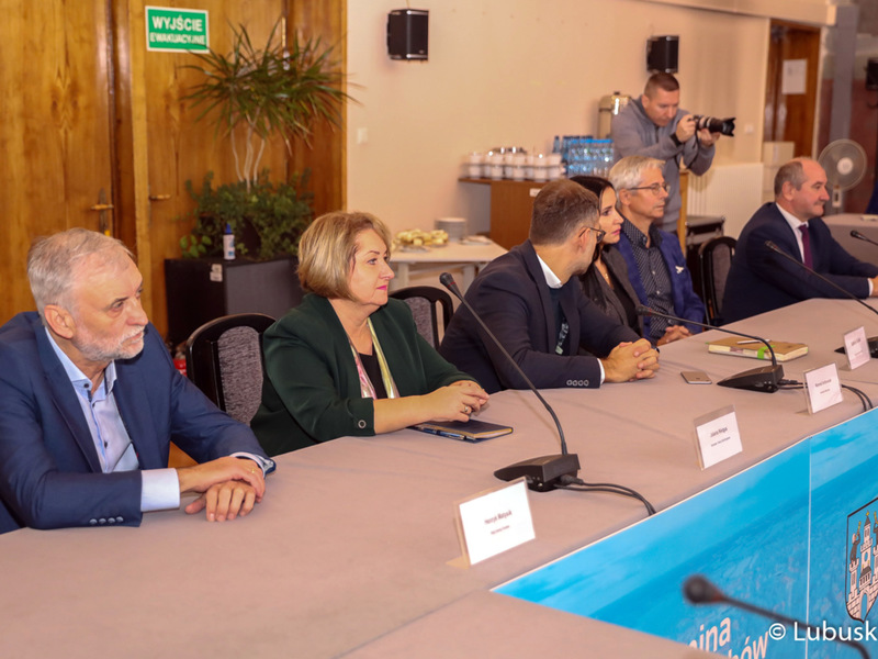 Uczestnicy spotkania w sprawie Porozumienia Terytorialnego w Kożuchowie. Przy mikrofonie marszałek Elżbieta Anna Polak.