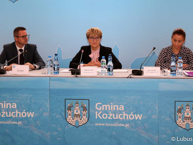 Marszałek Elżbieta Anna Polak (w środku) na spotkaniu w sprawie Porozumienia Terytorialnego w Kożuchowie. Obok Burmistrz Kożuchowa, Paweł Jagasek i  dyr. Departamentu Zarządzania Regionalnym Programem Operacyjnym UMWL, Sylwia Pędzińska.