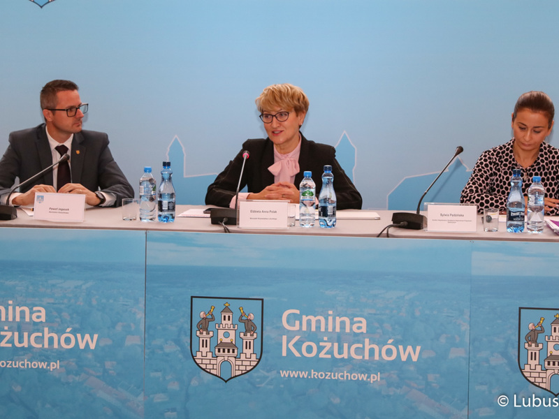 Marszałek Elżbieta Anna Polak (w środku) na spotkaniu w sprawie Porozumienia Terytorialnego w Kożuchowie. Obok Burmistrz Kożuchowa, Paweł Jagasek i  dyr. Departamentu Zarządzania Regionalnym Programem Operacyjnym UMWL, Sylwia Pędzińska.