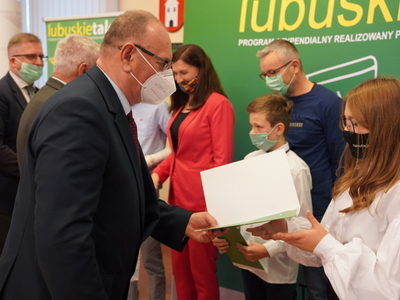 Wicemarszałek Stanisław Tomczyszyn podczas wręczenia stypendiów