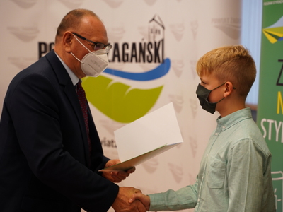 Wicemarszałek Stanisław Tomczyszyn podczas wręczenia stypendiów