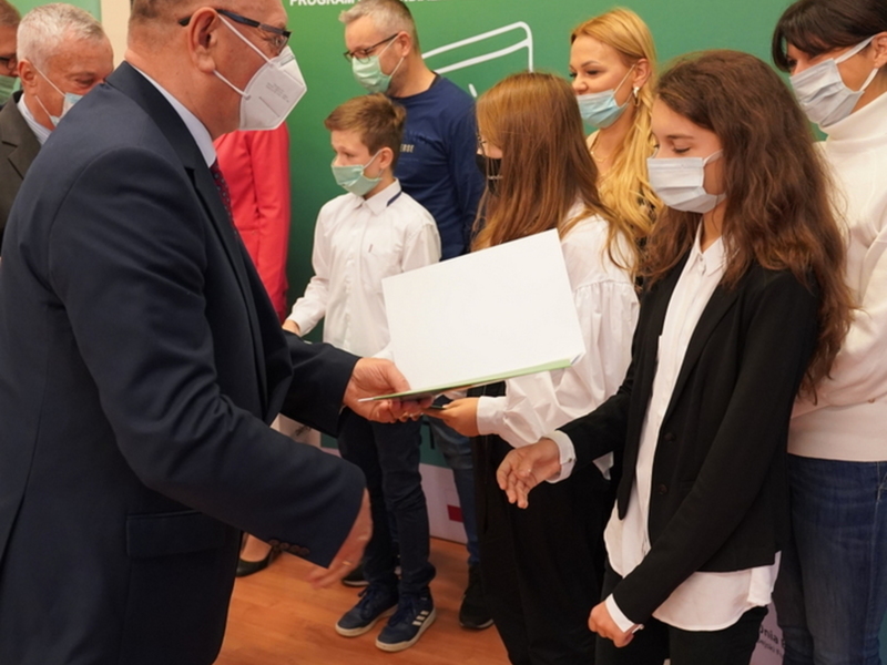 Wicemarszałek Stanisław Tomczyszyn podczas wręczenia stypendiów
