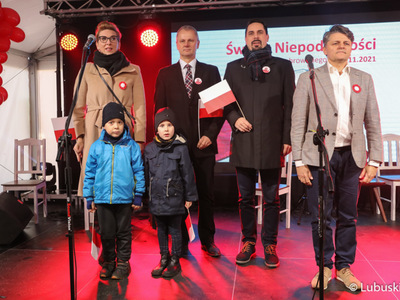 Uczestnicy 5. Święta Młodego Lubuskiego Wina w Muzeum Etnograficznym w Zielonej Górze-Ochli śpiewają hymn Polski. Od lewej Posłanka RP Katarzyna Osos wrz z dziećmi, Radny Miasta Zielona Góra, Dariusz Jacek Legutowski, dyr Sławomir Kotylak i dyr Janusz Rewers.