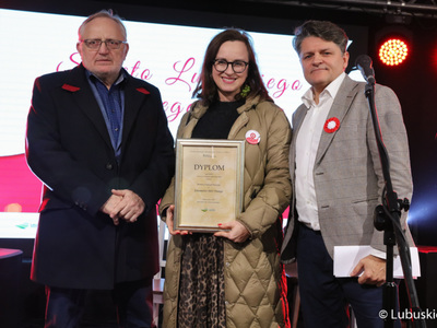 Laureatka konkursu Lubuskie Młode Wino 2021, właściciela Winnicy Folwark Pszczew, na scenie. 