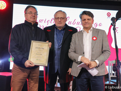 Laureat konkursu Lubuskie Młode Wino 2021, właściciel Winnicy Żelazny (z lewej), na scenie. 