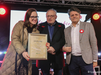 Laureata konkursu Lubuskie Młode Wino 2021, właścicielka Winnicy Folwark Pszczew, na scenie. 