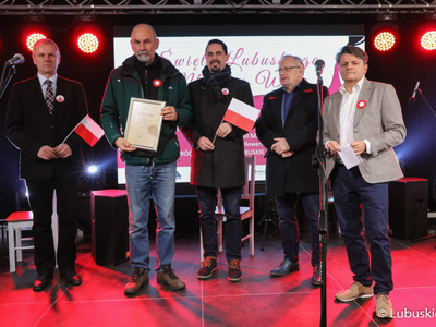 Laureat konkursu Lubuskie Młode Wino 2021, właściciel Winnicy Trojan (drugi z lewej), na scenie. 