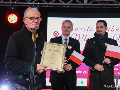 Laureat konkursu Lubuskie Młode Wino 2021, właściciel Winnicy Julia (z lewej), na scenie. 