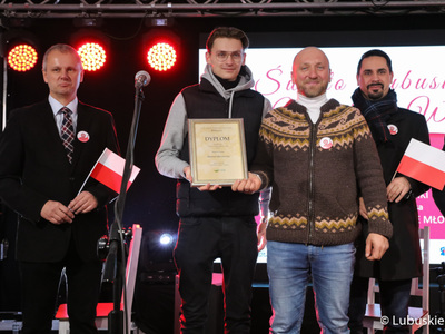 Zwycięzcy konkursu Lubuskie Młode Wino 2021, właściciel Winnicy Cantina wraz z synem, na scenie. 