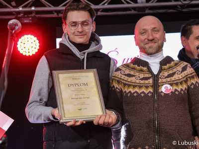 Zwycięzcy konkursu Lubuskie Młode Wino 2021, właściciel Winnicy Cantina wraz z synem, na scenie. 