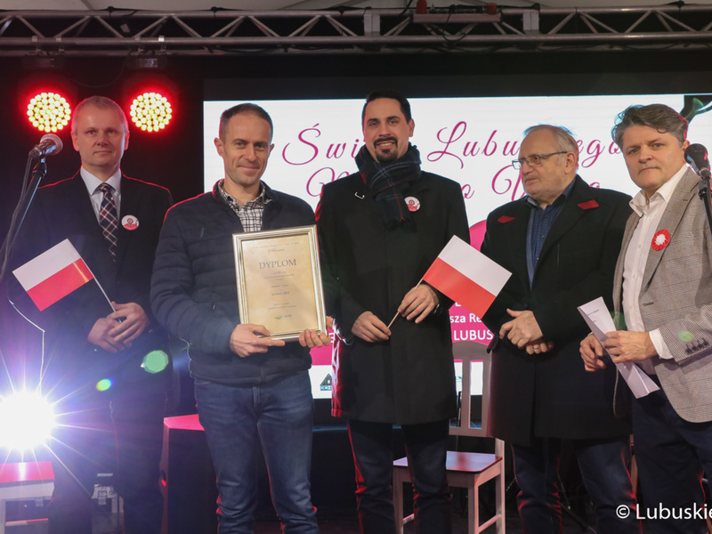 Laureat konkursu Lubuskie Młode Wino 2021, właściciel Winnicy Międzypole (drugi z lewej), na scenie.