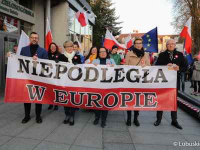 Marsz z okazji Narodowego Święta Niepodległości w Zielonej Górze pod hasłem "Niepodległa w Europie"