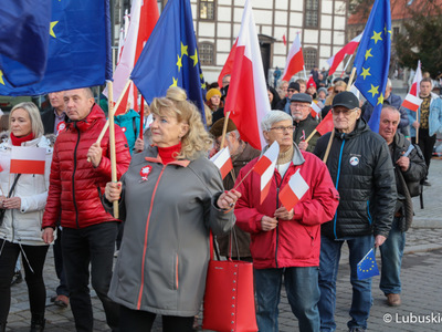 Marsz z okazji Narodowego Święta Niepodległości w Zielonej Górze pod hasłem "Niepodległa w Europie"