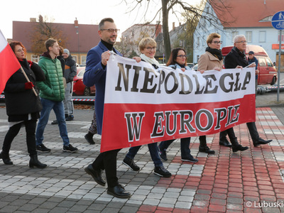 Marsz z okazji Narodowego Święta Niepodległości w Zielonej Górze pod hasłem "Niepodległa w Europie"