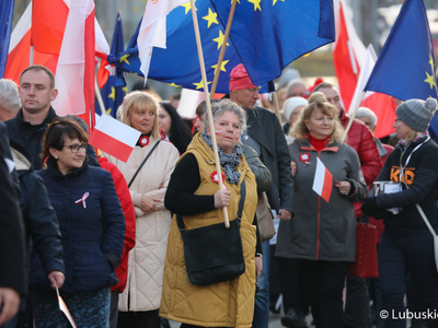 Marsz z okazji Narodowego Święta Niepodległości w Zielonej Górze pod hasłem "Niepodległa w Europie"
