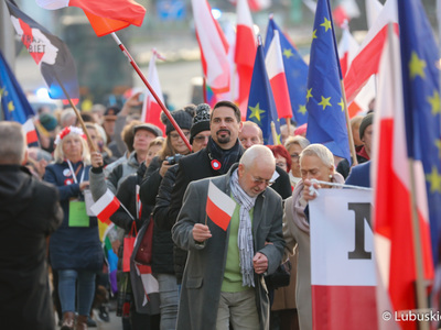 Marsz z okazji Narodowego Święta Niepodległości w Zielonej Górze pod hasłem "Niepodległa w Europie"