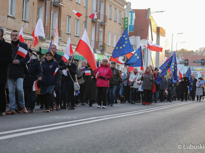 Marsz z okazji Narodowego Święta Niepodległości w Zielonej Górze pod hasłem "Niepodległa w Europie"
