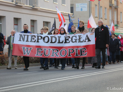 Marsz z okazji Narodowego Święta Niepodległości w Zielonej Górze pod hasłem "Niepodległa w Europie"