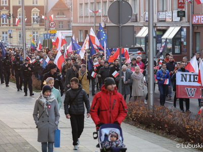 Marsz z okazji Narodowego Święta Niepodległości w Zielonej Górze pod hasłem "Niepodległa w Europie"