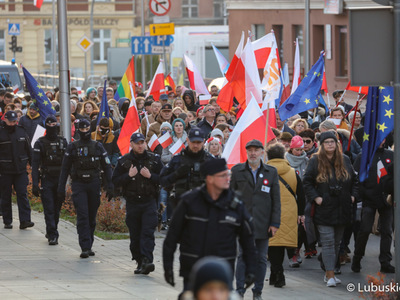 Marsz z okazji Narodowego Święta Niepodległości w Zielonej Górze pod hasłem "Niepodległa w Europie"