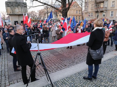 Marsz z okazji Narodowego Święta Niepodległości w Zielonej Górze pod hasłem "Niepodległa w Europie"