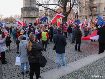 Marsz z okazji Narodowego Święta Niepodległości w Zielonej Górze pod hasłem "Niepodległa w Europie"