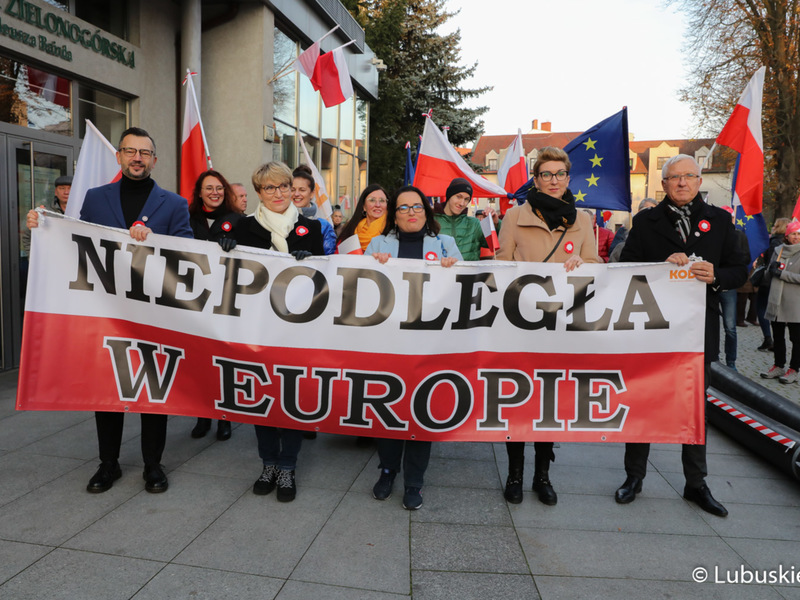 Marsz z okazji Narodowego Święta Niepodległości w Zielonej Górze pod hasłem "Niepodległa w Europie"