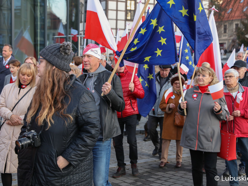 Marsz z okazji Narodowego Święta Niepodległości w Zielonej Górze pod hasłem "Niepodległa w Europie"