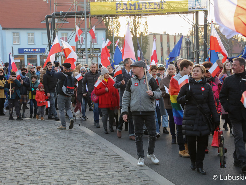 Marsz z okazji Narodowego Święta Niepodległości w Zielonej Górze pod hasłem "Niepodległa w Europie"