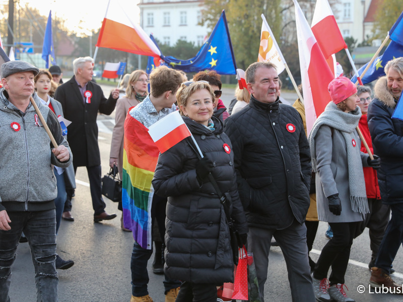 Marsz z okazji Narodowego Święta Niepodległości w Zielonej Górze pod hasłem "Niepodległa w Europie"