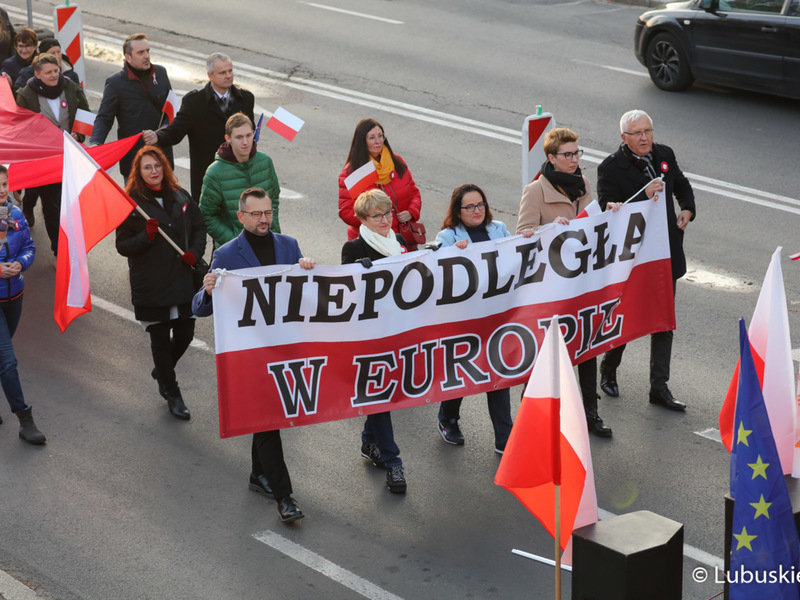 Marsz z okazji Narodowego Święta Niepodległości w Zielonej Górze pod hasłem "Niepodległa w Europie"