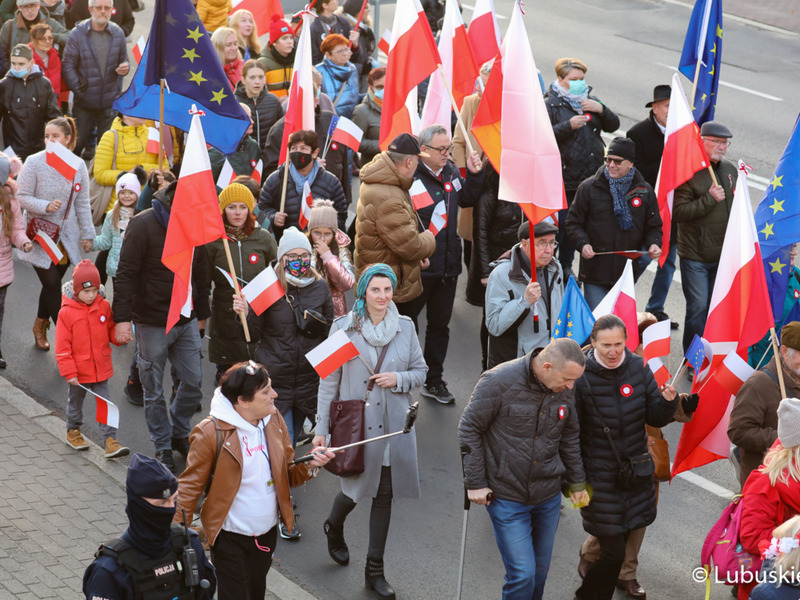 Marsz z okazji Narodowego Święta Niepodległości w Zielonej Górze pod hasłem "Niepodległa w Europie"