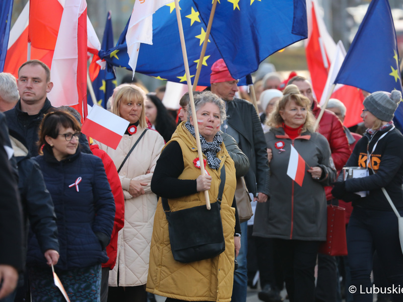 Marsz z okazji Narodowego Święta Niepodległości w Zielonej Górze pod hasłem "Niepodległa w Europie"