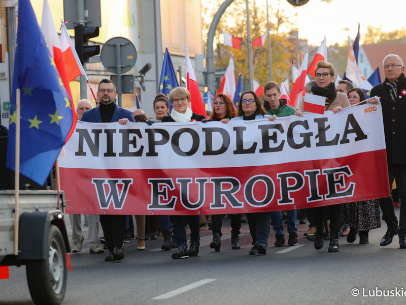 Marsz z okazji Narodowego Święta Niepodległości w Zielonej Górze pod hasłem "Niepodległa w Europie"